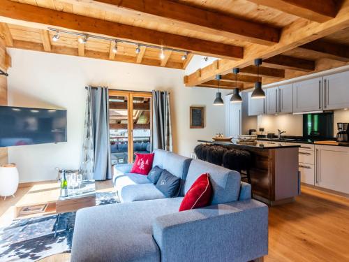 un salon avec un canapé bleu et une cuisine dans l'établissement Chalet de charme, 4 chambres avec terrasse, proche centre et pistes, navette gratuite - Morzine - FR-1-754-27, à Morzine