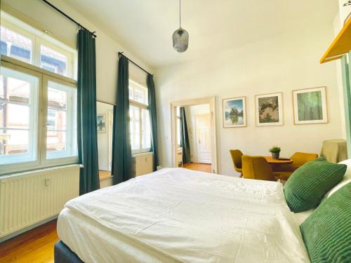 Postel nebo postele na pokoji v ubytování Fachwerkträume - 35m² Weltkulturerbe