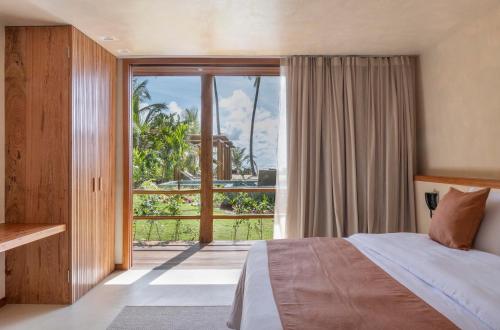 1 dormitorio con cama y ventana grande en Dreamland Bungalows - Taipú de Fora - Barra Grande, en Barra Grande