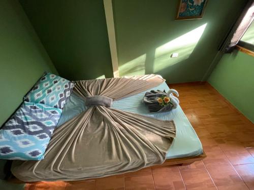 a bed in a room with a sqor sqor at Ceiba lodge in Drake
