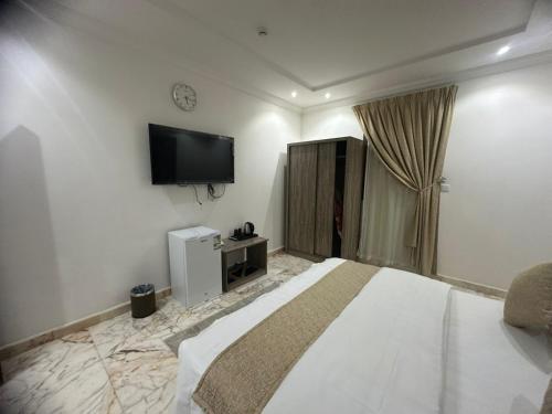 Televisyen dan/atau pusat hiburan di فندق لجين الفرسان lojain Alfursan hotel