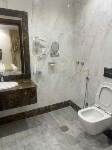 Bilik mandi di فندق لجين الفرسان lojain Alfursan hotel