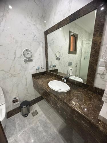 Bilik mandi di فندق لجين الفرسان lojain Alfursan hotel