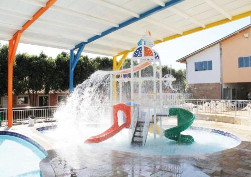 zjeżdżalnia wodna w basenie z fontanną w obiekcie Caldas Novas DiRoma Fiori w mieście Caldas Novas