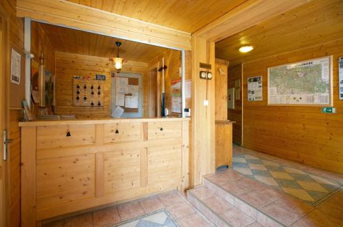 ヤンスケー・ラーズニェにあるHotel Večerniceの大きな木造の客室で、キャビン内に大きなドアがあります。