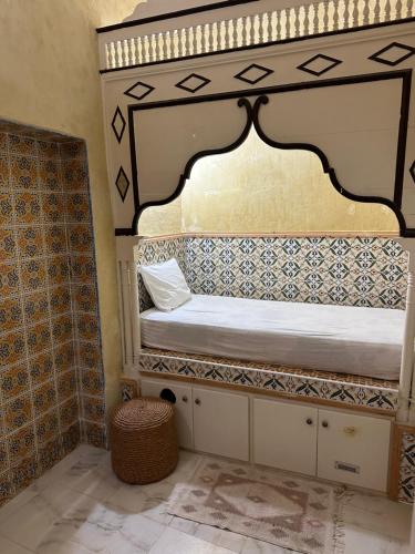 een slaapkamer met een bed in een kamer bij Dar Nana in Sousse