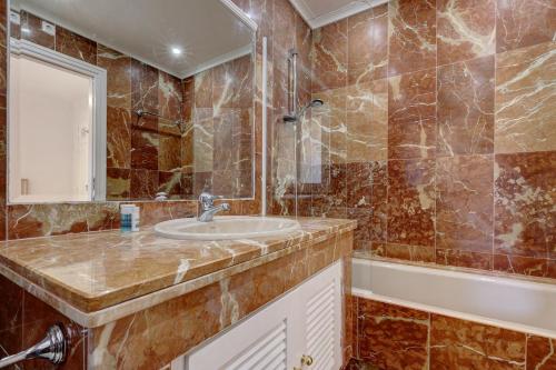 Koupelna v ubytování Large Ground Floor Apartment with Private Garden and Beach Access