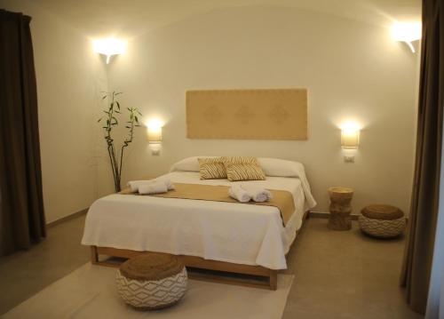 a bedroom with a bed with two towels on it at Villa Agostina in Murta Maria