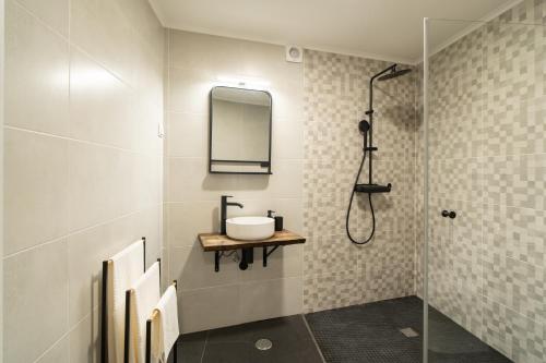 a bathroom with a sink and a shower at Casa e piscina Alojamento da Avó Rosa in Setúbal