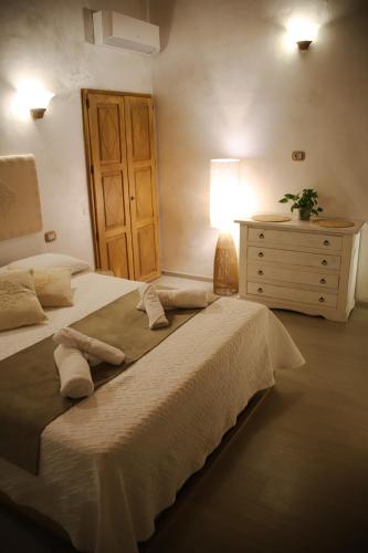 a bedroom with two beds and a dresser in it at Villa Agostina in Murta Maria