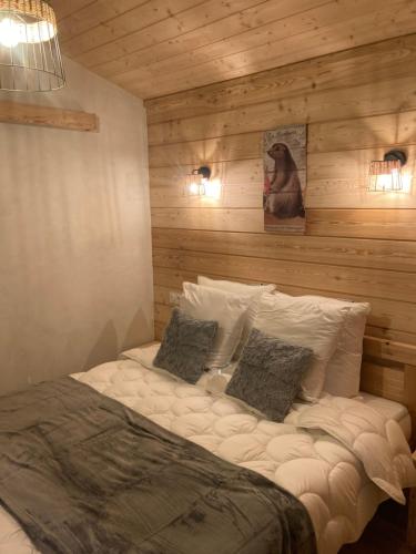 - une chambre avec un grand lit et 2 oreillers dans l'établissement Maison Boutxy Le Clos des Ours, à Matemale