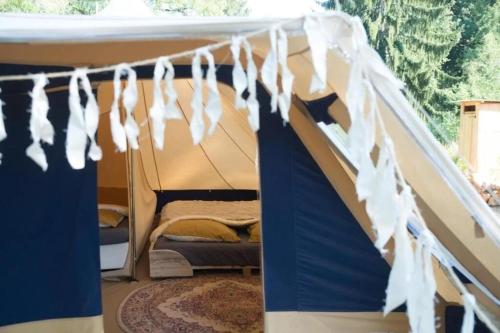Camera con letto in tenda. di Luxe tent Coq de Marans 