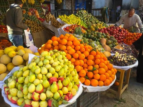 una exposición de frutas y hortalizas en un mercado en Desert Pearl Romantic Apartment, en Hurghada