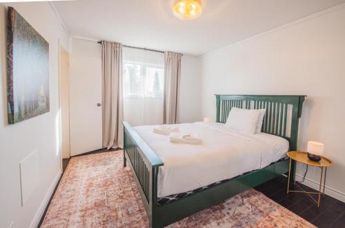 Un pat sau paturi într-o cameră la Yellowknife Downtown Toboggan Hill Retreat