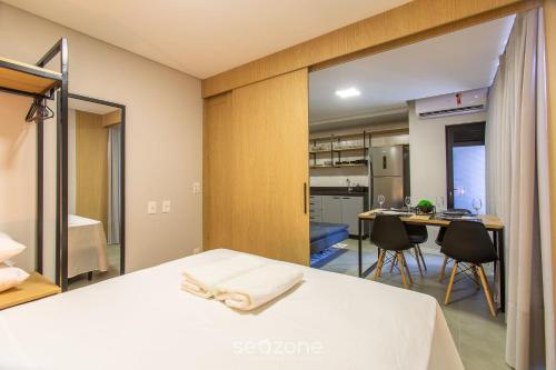 - une chambre avec un lit, une table et des chaises dans l'établissement Lindo apto 1 quarto em Joinville-SC MSE0302, à Joinville