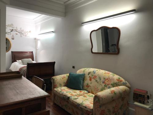 - un salon avec un canapé et un miroir dans l'établissement Habitación grande y confortable con baño privado junto a Guggenheim, à Bilbao