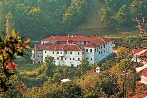 a large building on the side of a hill at Casa Kleisoura in Klisoúra