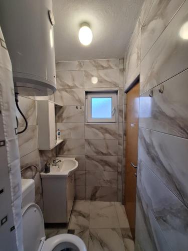 ein Bad mit einem WC und einem Waschbecken in der Unterkunft Hostel Miran Mostar in Mostar