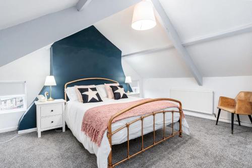 1 dormitorio con cama y pared azul en The Cleveland Way, North Yorkshire, en Loftus