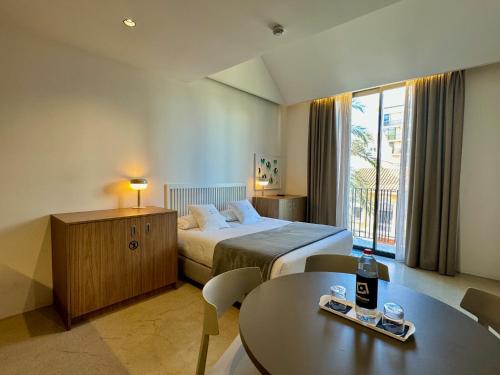 um quarto de hotel com uma cama e uma mesa em Dau Studios em Valência