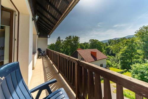 einen Balkon mit blauen Stühlen und Bergblick in der Unterkunft Willa KaMa in Szklarska Poręba