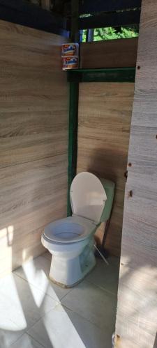 des toilettes situées à l'intérieur d'une structure en bois dans l'établissement Vista Linda Cabaña, à Playa Blanca