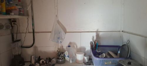 uma cozinha com um lavatório com um suporte para pratos na parede em Vista Linda Cabaña em Playa Blanca