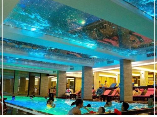 grupa ludzi w basenie w obiekcie Milmari Resort & Spa P19 w mieście Bukorovac