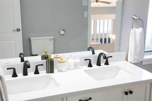 a bathroom with two sinks and a large mirror at Spectacular home with a amazing ocean - river view in Groton