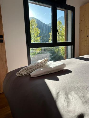 Postel nebo postele na pokoji v ubytování Le Paradis Blanc luxueux Chalet Spa Serre-Chevalier
