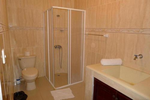 y baño con ducha, aseo y lavamanos. en Residence Caribe, en Guayacanes