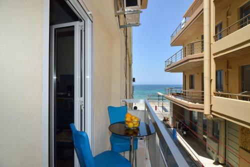 un balcon avec des chaises et une table et l'océan dans l'établissement Blue Studios, à La Canée