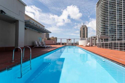 una piscina en la azotea de un edificio en Gia Sydney, en Sídney