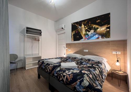 Schlafzimmer mit einem Bett mit Wandgemälde in der Unterkunft Apartment Sofia in Teramo