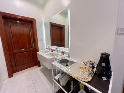 a bathroom with a sink and a counter top at شقة العقيق عروة alaqeeq apartments in Al Madinah