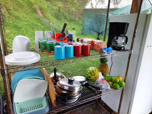 ein Regal mit Lebensmitteln und anderen Gegenständen darauf in der Unterkunft Rustico Arenal B&B in Fortuna