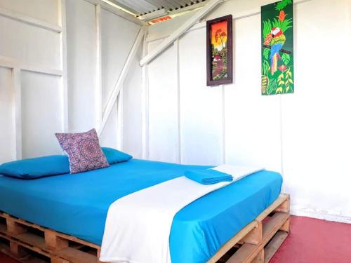 ein Schlafzimmer mit einem Bett in einem Zimmer in der Unterkunft Rustico Arenal B&B in Fortuna