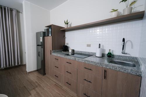 een keuken met een wastafel en een koelkast bij CASA MONA 3 - Apartamento en Tarapoto in Tarapoto