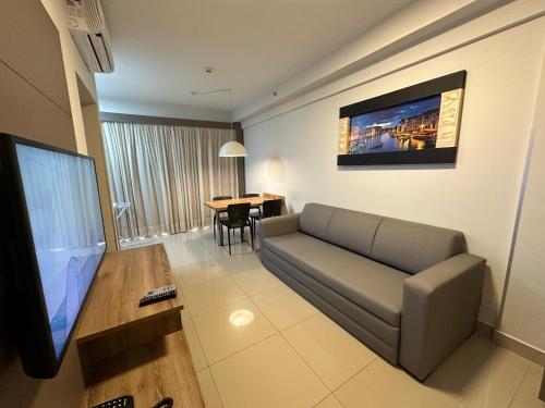 a living room with a couch and a flat screen tv at Rio Quente Park Veredas Vista paras Piscinas Rio Quente no Fundo esta Liberado in Rio Quente