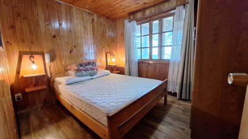 Giường trong phòng chung tại Cabaña en Lican ray