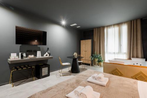 a room with two towels sitting on a bed at Porta D'Oro Charming House II & Spa in Alghero
