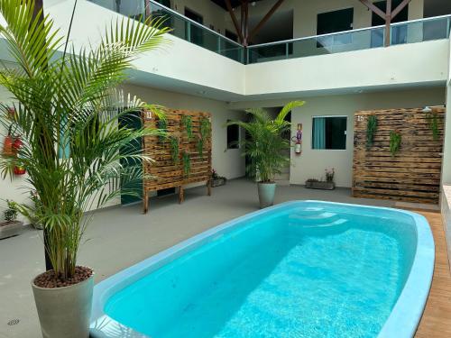 - une piscine au milieu d'un patio orné de plantes dans l'établissement Pousada Ondas do Mar, à Porto de Galinhas
