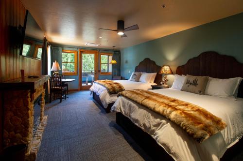 Habitación de hotel con 2 camas y chimenea en Mt. Lemmon Lodge en Loma Linda