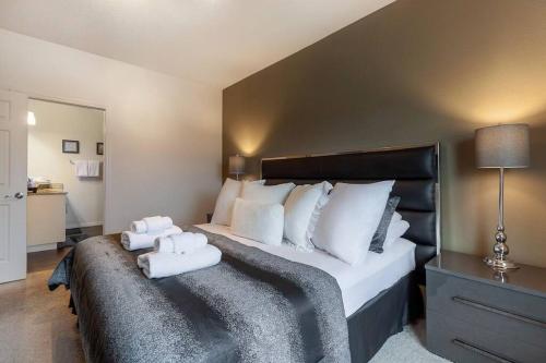 基西米的住宿－Enjoy a Cozy 3 BR/Clubhouse/Near Disney and more，一间卧室配有一张大床和两条毛巾