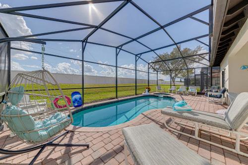 Bazén v ubytování Dream Villa - New 4BR/3BA - 6 Miles From Disney nebo v jeho okolí