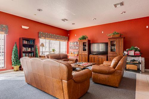 Posezení v ubytování Dream Villa - New 4BR/3BA - 6 Miles From Disney