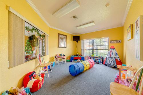 Posezení v ubytování Dream Villa - New 4BR/3BA - 6 Miles From Disney