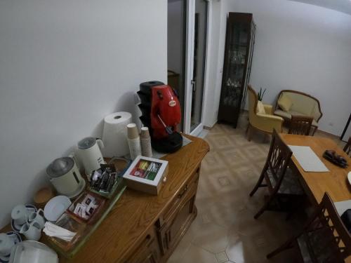um quarto com uma mesa de madeira com um saco vermelho em Casa Rossi em Pomigliano dʼArco