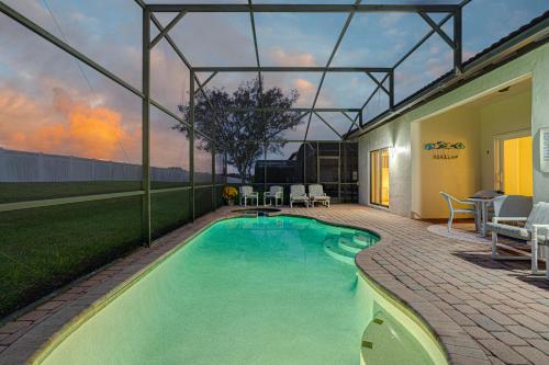 Bazén v ubytování Dream Villa - New 4BR/3BA - 6 Miles From Disney nebo v jeho okolí