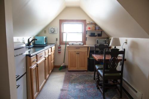 Dapur atau dapur kecil di Cozy Tiny Haus Apt